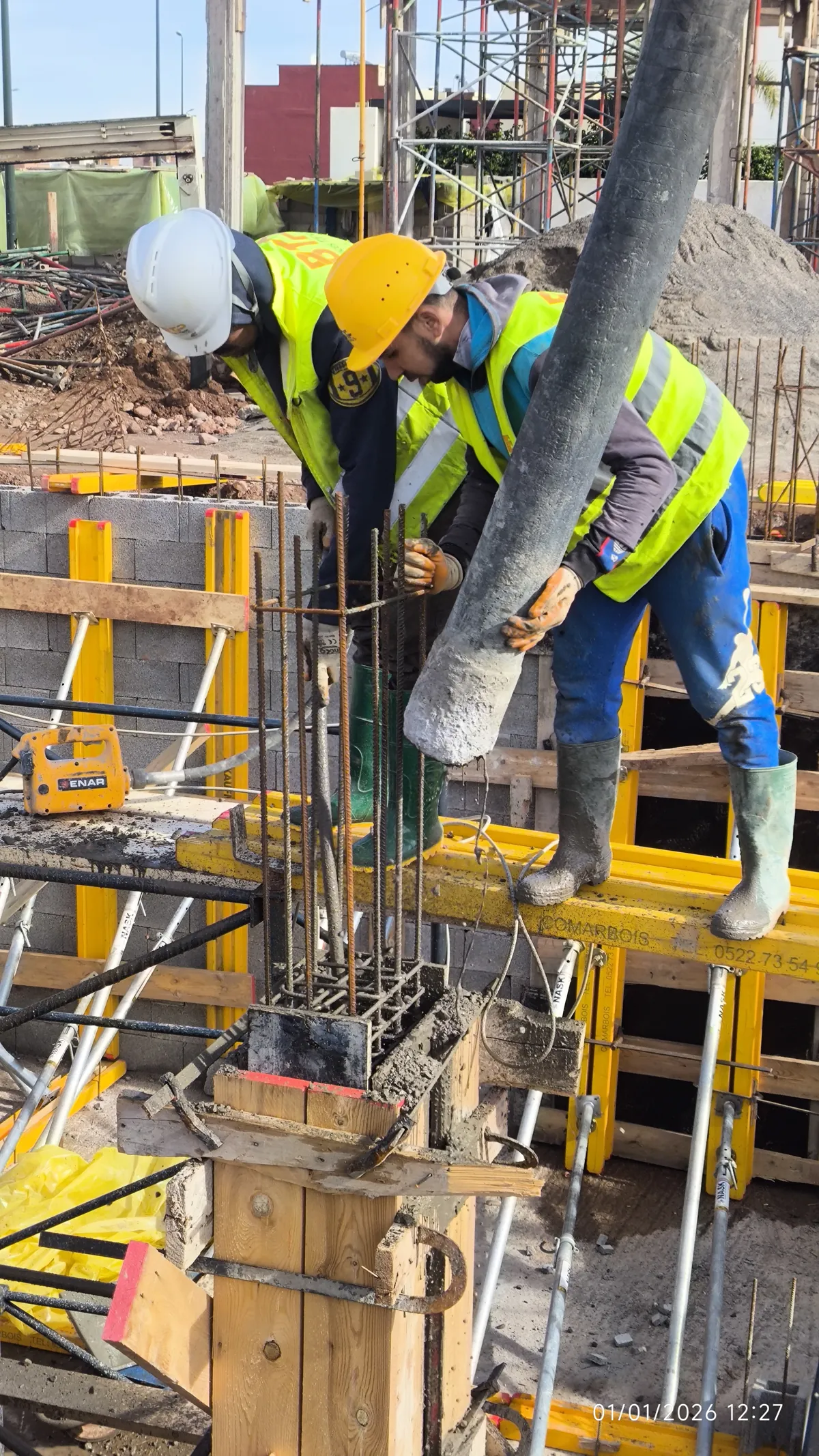 Bétonnage d'un poteau à la pompe